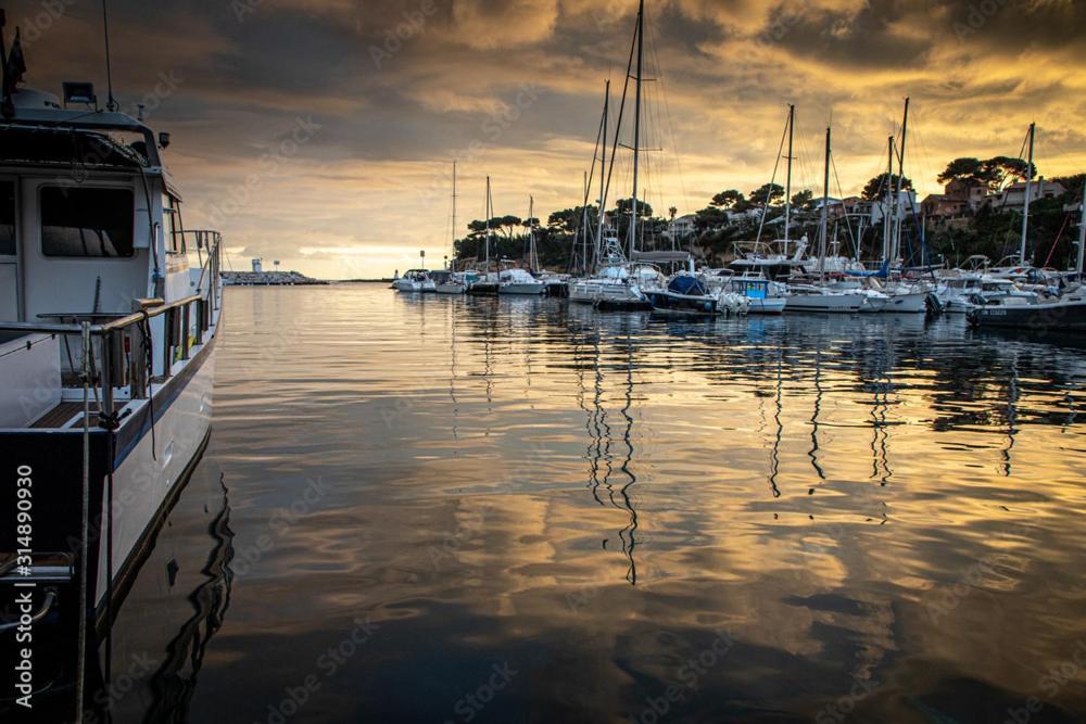 A 50m Du Port De Carry-cote Bleue